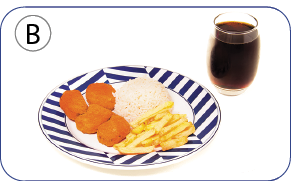 Imagem: Fotografia B. Mesmo tipo de prato, com arroz, quatro nuggets e batatas fritas. À direita, copo transparente com refrigerante marrom.  Fim da imagem.