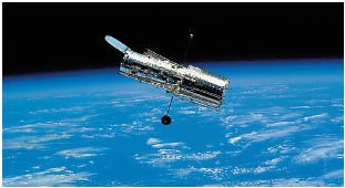 Imagem: Fotografia. Um telescópio de cor prata com o formato de um tubo, com uma tampa para cima à esquerda. Na parte inferior, esfera terrestre em azul-claro, nuvens brancas e acima espaço sideral em preto. Fim da imagem.