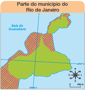 Imagem: Ilustração. Mapa. Parte do município do Rio de Janeiro.  Rosa dos ventos em pretos com os sentidos: N, NO, O, SO, S, SE, L, NE. À esquerda, parte em verde-claro, de frente para oceano. À esquerda, faixa pequena com linhas formando pequenos quadrados em vermelho. À esquerda, em azul-claro: Baia de Guanabara. Ao centro, uma linha azul na vertical: 43’09’ O e na horizontal: 22’57’S.   Fim da imagem.