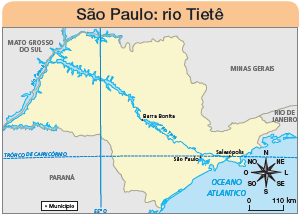 Imagem: Ilustração. Mapa. São Paulo: rio Tietê. Rosa dos ventos: N, NO, O, SO, S, SE, L, NE. Escala: 0 – 110km  Legenda: pequena esfera preta: Município   À direita, oceano Atlântico. À esquerda, estado de São Paulo, passando rio Tietê de cor azul, com seguintes municípios: Barra Bonita, São Paulo e Salesópolis. Na parte superior: Minas Gerais. À esquerda, Mato Grosso do Sul. Na parte inferior: Paraná.  Fim da imagem.