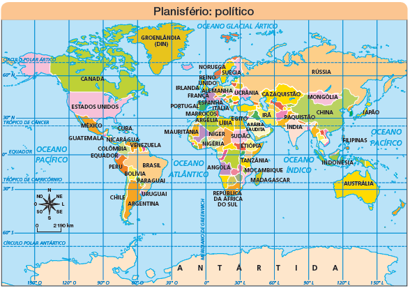 Imagem: Ilustração. Planisfério: político.  Rosa dos ventos em preto com os seguintes sentidos: N, NO, SO, S, SE, L, NE.  Escala: 0 – 2190 km  Países em cores diversas. À esquerda, na parte superior, América do norte: Groenlândia (DIN), Canadá, Estados Unidos, México. Abaixo, América Central: México, Cuba, Guatemala, Nicarágua. Mais abaixo, América do sul: Venezuela, Colômbia, Equador, Peru, Bolívia, Chile, Argentina, Uruguai, Paraguai, Brasil.  À direita, Continente africano: Marrocos, Argélia, Mauritânia, Niger, Nigéria, Líbia, Argélia, Egito, Arábia saudita, Sudão, Etiópia, Angola, Tanzânia, Moçambique, República da África do Sul, Madagascar. Mais ao alto, continente Europeu e Asiático: Itália, Espanha, Portugal, França, Irlanda, Alemanha, Ucrânia, Reino Unido, Noruega, Suécia, Irã, Cazaquistão, Mongólia, Paquistão, Índia, China, Mongólia, Rússia, Japão, Filipinas e Indonésia. Na parte inferior à direita, Oceania: Austrália.  Na ponta inferior: Antártida.  Linhas finas em azul na vertical e na horizontal e na vertical em graus.   Fim da imagem.