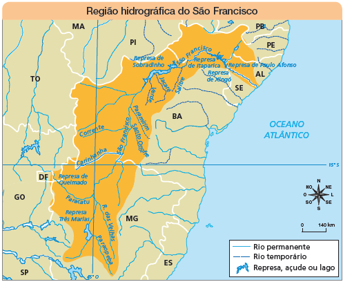 Imagem: Ilustração. Mapa. Região hidrográfica do São Francisco. Rosa dos ventos em preto com os sentidos N, NO, O, SO, S, SE, L, NE.  Escala de 0 – 140km Legenda:  Linha em azul-claro: Rio permanente Linha pontilhada em azul: Rio temporário  Parte em azul-claro com contorno: Represa, açude ou lago Ente PB, PE, AL, Represa, açude ou lago: represa de Paulo Afonso e Represa de Itaparica e Represa de Xingo. Passando perto: Rio São Francisco. Perto do PI, Represa de Sobradinho, com rios de: Salitre, Jacaré, Verde. Na região da Bahia: Paramirim, Santo Onofre, São Francisco, Corrente, Carinhanha. Entre DF e MG, Represa de Queimado e Represa Três marias. Rios: Paracatu, R. Das velhas e Paraopeba.   Fim da imagem.