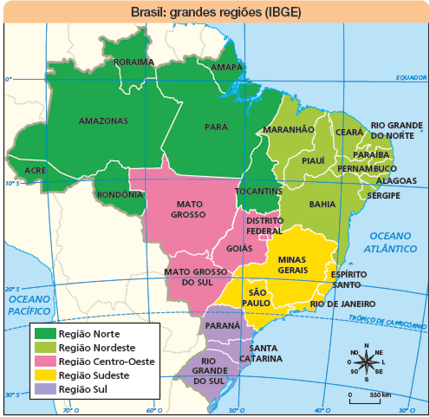 Imagem: Ilustração. Mapa. Brasil: grandes regiões (IBGE). Rosa dos ventos: N, NO, O, SO, S, SE, L, NE. Escala: 0 – 330 Km Legenda: Verde-escuro: Região Norte Verde-claro: Região Nordeste Rosa: Região Centro-Oeste Amarelo: Região Sudeste Lilás: Região Sul Região Norte: Acre, Amazonas, Roraima, Rondônia, Para, Amapá, Tocantins.  Região Nordeste: Maranhão, Piauí, Ceará, Rio grande do norte, Paraíba, Pernambuco, Alagoas, Sergipe, Bahia.  Região Centro-Oeste: Mato Grosso, Mato Grosso do Sul, Goiás – Distrito Federal. Região Sudeste: São Paulo, Minas Gerias, Rio de Janeiro e Espírito Santo. Região Sul: Paraná, Santa Catarina, Rio Grande do Sul.  Fim da imagem.