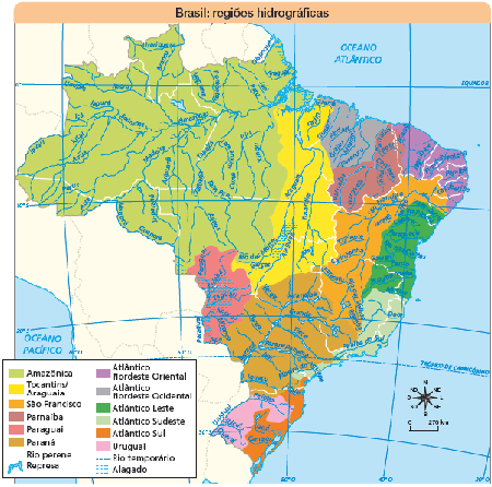 Imagem: Ilustração. Brasil: regiões hidrográficas.  Rosa dos ventos em preto com os sentidos: N, NO, O, SO, S, SE, L, NE. Escala: 0 – 270 Km Legenda:  Verde-claro: Amazônica. Amarelo: Tocantins/Araguaia. Laranja: São Francisco. Marrom: Parnaíba. Rosa: Paraguai. Marrom-claro: Paraná. Linha fina azul na horizontal: Rio perene. Linhas em azul com parte branca dentro: Represa. Lilás: Atlântico nordeste Oriental. Cinza: Atlântico nordeste ocidental. Verde: Atlântico leste. Verde-claro: Atlântico sudeste. Laranja: Atlântico sul; Rosa-claro: Uruguai Linha em azul pontilhada na horizontal: Rio temporário. Linhas em azul pontilhadas: Alagado.  Região amazônica nos seguintes estados de: do Acre, Amazonia, Rondônia, Roraima, Amapá, grande parte do Pará e Mato grosso.  Principais rios: Rio Amazonas, Rio Negro, Rio Solimões, Rio Madeira, Rio Trombetas, Rio Purus, Rio Tapajós, Rio Branco, Rio Javari, Rio Juruá, Rio Xingu, Rio Japurá, Rio Iça. Região Tocantins/Araguaia: parte do estado de Goiás, o estado de Tocantins e parte do Maranhão. Principais rios: Capim, Araguaia, Tocantins, Araguaia, Garças. Região São Francisco: oeste de Minas, Bahia e partes Sergipe, alagoas, Pernambuco e Paraíba. Principais rios: São Francisco, Jacaré, Carinhanha, rio das velhas, Paraopeba, corrente.  Parnaíba: Piaui. Principais rios: Rio Parnaíba, Rio Piauí, Rio Gurgueia, Rio Canindé. Paraguai: sudoeste de Mato Grosso do sul. Principais rios: Paraguai, Taguaxi, negro, Miranda e Apa.  Paraná: Grande parte minas, são Paulo, mato grosso do sul e Paraná.  Principais rios: verde, Parnaíba, grande, Tietê, Paranapanema, Iguaçu, pardo Paraná.  Atlântico nordeste oriental: ceara, Rio grande do norte, paraíba e Pernambuco, ceara e alagoas. Principais rios: Acaraú, Jaguaribe, Piranhas, Potenji, Paraíba, Capibaribe.  Atlântico nordeste ocidental: Maranhão. Principais rios: Gurupi, Pindaré, Grajau, Mearim, Itapecuru. Atlântico leste: leste da Bahia, Sergipe e Minas gerais. Principais rios: vaza-barris; Itapicuru, Capivari, Paraguaçu, Rio das Contas, Pardo, Gavião, Jequitinhonha, Mucuri. Atlântico sudeste: leste de Minas, estado do espírito santo e Rio de janeiro. Principais rios: Doce, Paraíba do sul.  Atlântico sul: leste de Paraná, Santa Catarina e Rio grande do sul. Principais rios: Itajaí, Jacuí, Camaquã. Uruguai: oeste de Santa Catarina e Rio grande do sul. Principais rios: Pelotas, Ibicuí, Quarai.   Fim da imagem.