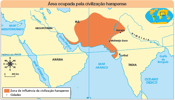 Imagem: Ilustração. Mapa. Área ocupada pela civilização harapense.  Na ponta superior, à direita, planisfério com destaque para Ásia.  Rosa dos ventos em preto: N, NO, O, SO, S, SE, L, NE.  Escala: 0 – 400km Legenda: Zona de influência da civilização harapense Esfera pequena preta: Cidades Zona de influência da civilização harapense no sul e ao centro do Irã, passando pelo rio Indo e noroeste de Índia nas cidades: Harapa, Mohenjo Daro, Lothal. No alto da Índia, rio: HIMALAIA.   Fim da imagem.