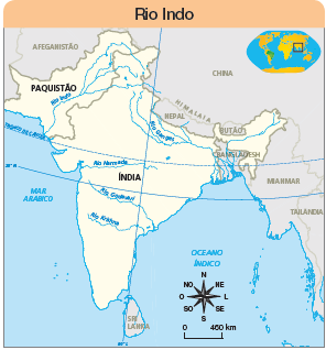 Imagem: Ilustração. Mapa. Rio Indo. Na parte superior, à direita, planisfério terrestre com destaque para o sul da Ásia.  Rosa dos ventos em preto com os sentidos: N, NO, O, SO, S, SE, L, NE. Escala: 0 – 460Km. Território da Índia, e ao noroeste, Paquistão.  No Índia, rios: Rio Narmada, Rio Godavari, Rio Krishna e Ao norte, Rio Ganges. No Paquistão, rio Indo.   Fim da imagem.