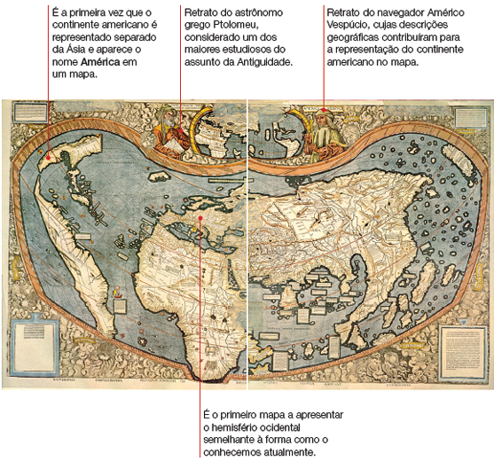 Imagem: Pintura. Em uma moldura na horizontal de cor bege. Ao centro, formato arredondado em bege, com os continentes: um à esquerda fino na parte superior e inferior: as Américas.  Texto: É a primeira vez que o continente americano é representado separado da Ásia e aparece o nome América em um mapa. Ao centro, continente africano, Europa e Ásia. Na parte inferior, Oceania.  Texto: É o primeiro mapa a apresentar o hemisfério ocidental semelhante à forma como o conhecemos atualmente. Na parte superior, Ilustração de um senhor de roupa laranja, com folhas brancas nas mãos. Texto: Retrato do astrônomo grego Ptolomeu, considerado um dos maiores estudiosos do assunto da Antiguidade À direita, um homem de pele morena, lenço sobre a cabeça e roupas longas em verde-claro. Texto: Retrato do navegador Américo Vespúcio, cujas descrições geográficas contribuíram para a representação do continente americano no mapa.  Fim da imagem.