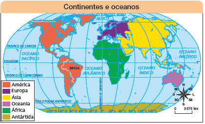 Imagem: Ilustração. Mapa. Continentes e oceanos. Rosa dos ventos de cor preta com os sentidos: N, NO, O, SO, S, SE, L, NE.  Escala: 0 – 3375 Km Legenda: Vermelho: América Roxo: Europa Amarelo: Ásia  Roxo-claro: Oceania Verde: África Verde-claro: Antártida: Antártida À esquerda, América do Norte na parte superior, ao centro, América Central e abaixo, América do Sul. À direita, continente Africano, à direita, parte Europeia, grande parte na parte superior à direita, Ásia. Na parte inferior, Oceania.   Fim da imagem.