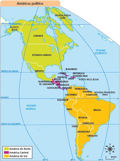 Imagem: Ilustração. Mapa. América: político.  Rosa dos ventos de cor preta, com os sentidos: N, NO, SO, S, SE, L, NE.  Escala: 0 – 800km Legenda: Verde-claro: América do Norte Roxo: América Central  Laranja: América do Sul Na parte superior, América do norte composta pelos países: Alasca (EUA), Canadá, Groenlândia (DIN), Estados Unidos, México, Bahamas. Mais abaixo, América central composta pelos países: Guatemala, El Salvador, Costa Rica, Panamá, Nicarágua, Honduras, Belize, Jamaica, Cuba, Haiti e República Dominicana. Porto Rico (EUA).  Na parte inferior, América do sul composta por: Brasil, Suriname, Guiana Francesa (FRA), Guiana, Venezuela, Colômbia, Equador, Peru, Bolívia, Paraguai, Uruguai, Chile e Argentina.   Fim da imagem.