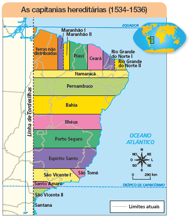 Imagem: Ilustração. Mapa. As capitanias hereditárias (1534-1536) Na ponta superior, à direita, planisfério com destaque para a região leste e nordeste do Brasil.  Rosa dos ventos em preto: N, NO, O, SO, S, SE, L, NE. Escala: 0 – 290 km Legenda: Linha de cor cinza: Limites atuais Do meio para à esquerda: linha pontilhada na vertical: Linha de Tordesilhas.  No nordeste, estados de: Terras não distribuídas; Maranhão I, Maranhão II, Piauí, Ceará, Rio Grande do Norte I, Rio Grande do Norte II, Itamaracá, Pernambuco, Bahia, Ilhéus, Porto Seguro, Espírito Santo, São Tomé, São Vicente I, Santo Amaro, São Vicente II, Santana.   Fim da imagem.