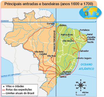 Imagem: Ilustração. Mapa. Principais entradas e bandeiras (anos 1600 e 1700). Na parte superior, à direita, planisfério com destaque para a região do Brasil na América do Sul.  Rosa dos ventos em preto com sentidos: N, NO, O, SO, S, SE, L, NE. Escala de 0 – 450km Legenda: Uma esfera preta pequena: Vilas e cidades Seta vermelha: Rotas das expedições Seta cinza: Limites atuais do Brasil Ao centro, na metade do Brasil, com linha na vertical: Linha de Tordesilhas.  Rotas de expedições:  De Santos para o Rio grande do Sul. De São Paulo para Paraná. De São Paulo para: Cuiabá, para Mato Grosso do sul, Vila Bela e Gurupá, e Vila Boa e Belém. De Taubaté para Minas gerais. De Santos para Salvador. De Salvador para o interior da Bahia e indo para vila Mocha e Pastos Bons. Rota de Recife para dentro do Pernambuco. De recife para Fortaleza. De Olinda para dentro do Rio grande do Norte. Outras cidades: Natal, Paraíba. À esquerda do Brasil, limites atuais do Brasil contornando do norte, centro-oeste e sul.   Fim da imagem.