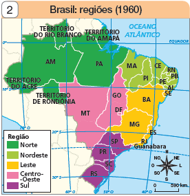 Imagem: Ilustração 2. Mapa. Brasil: regiões (1960) Rosa dos ventos com sentidos: N, NO, O, SO, S, SE, L, NE. Escala: 0 – 590 km Legenda: Região Verde: Norte Verde-claro: Nordeste Amarelo: Leste Rosa: Centro Lilás: Sul Norte: Território do Acre, AM, PA, MA, Território do Rio Branco e Território do Amapá. Nordeste: MA, CE, RN, PB, PE, AL. Leste: BA, SE, MG, Es, RJ – Guanabara. Centro: MT, GO – DF. Sul: SP, PR, SC, RS.   Fim da imagem.