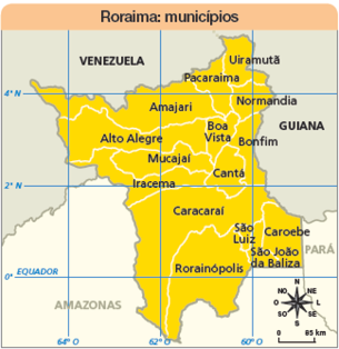 Imagem: Ilustração. Mapa. Roraima: Municípios. Rosa dos ventos em pretos com sentidos: MA, PI, CE, RN, PB, PE, AL, SE, BA. Escala: 0 – 85 km Municípios de Roraima: Uiramutã, Normandia, Bonfim, Cantá, Caracaraí, Caroebe, São João da Baliza, São Luiz, Rorainópolis, Pacaraima, Amajari, Boa vista, Mucajaí, Iracema, Alto Alegre.   Fim da imagem.