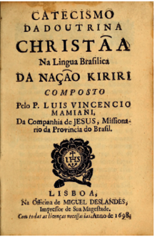 Imagem: Fotografia. Capa de livro de cor bege, com texto de cor preta: Catecismo dadoutrina Christaa na língua Brafilica da Naçéao kiriri composto pelo P. Luis Vincencio Mamiani, Da companhia de JESUS, milliona rio da Provincia do Brafil. Na parte inferior, um símbolo de cor preta que é similar a uma flor sobre ramos, com folhas pequenas. Na parte inferior, texto: Lisboa, Na Officina de Miguel Deslandes, Impreffor de Sua Mageftade, com todas as licenças neceffarias. Anno de 1684.  Fim da imagem.