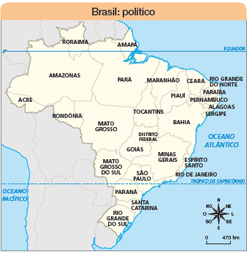 Imagem: Ilustração. Mapa. Brasil: político. Rosa dos ventos com sentidos: N, NO, O, SO, S, SE, L, NE Escala: 0 – 470km Norte: Roraima, Amazonas, Acre, Rondônia, Pará, Amapá, Tocantins. Centro-Oeste: Mato Grosso, Mato Grosso do Sul, Goiás Distrito Federal.  Nordeste: Maranhão, Rio grande do norte, Paraíba, Pernambuco, Alagoas, Sergipe, Bahia, Piauí, Ceará.  Sudeste: Minas Gerais, Espírito Santo, Rio de janeiro, São Paulo. Sul: Paraná, Santa Catarina, Rio grande do sul.   Fim da imagem.