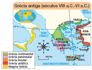 Imagem: Ilustração. Mapa. Grécia antiga (séculos VIII a.C.-VI a.C.). À esquerda, na ponta superior, planisfério terrestre com destaque para área da Europa. Rosa dos ventos em preto com sentidos: N, NO, O, SO, S, SE, L, NE. Escala 0 – 105 Km Legenda: Verde: Grécia continental Rosa: Grécia peninsular Laranja: Grécia insular Vermelho: Grécia asiática  Amarelo: Magna Grécia No sul da Itália e da região da Sicília: Magna Grécia.  No sul da Grécia: Grécia continental: Macedônia trácia. Mais abaixo: ática, Atenas perto, Peloponeso: Grécia peninsular. Mais abaixo, ilha de Creta: Grécia insular, Faistos, Cnossos e Mália. À direita, norte e noroeste da Turquia: Grécia asiática: Ásia Menor, Troia.   Fim da imagem.