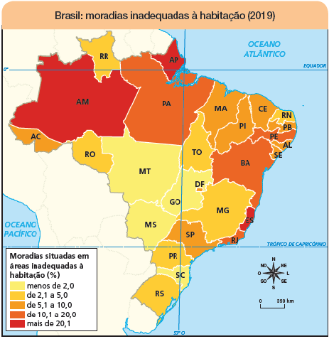 Imagem: Ilustração. Mapa. Brasil: moradias inadequadas à habitação (2019). Rosa dos ventos em preto com os sentidos: N, NO, O, SO, S, SE, L, NE. Escala: 0 – 350 Km Legenda: Moradias situadas em áreas inadequadas à habitação (%) Amarelo-claro: menos de 2,0 Laranja-claro: de 2,1 a 5,0 Laranja: de 5,1 a 10,0 Laranja-escuro: de 10,1 a 20,0 Vermelho: mais de 20,1 Menos de 2,0: estados de: MT, MS, SC e GO-DF. De 2,1 a 5,0: estados de: RR, RO, TO, MG, PR e RS. De 5,1 a 10,0: estados de: AC, MA, PI, CE, PB, AL, SE e SP.  De 10,1 a 20,0: estados de: PA, PE, BA e RJ. Mais de 20,1: estados de: AM, AP e ES.   Fim da imagem.