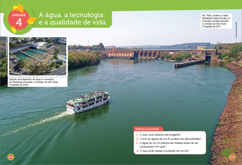 Imagem: Fotografia. Um rio de cor verde com contorno à esquerda com vegetação de cor verde e partes em marrom seco. À direita, muro de cor marrom contornando o local. Sobre a água, um navio de cor branca, com dois andares indo para à direita. No alto, local com céu claro sem nuvens.  Fim da imagem.