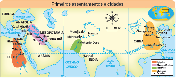 Imagem: Ilustração. Mapa. Primeiros assentamentos e cidade.  Na parte superior, à direita, planisfério terrestre, com destaque para região africana e asiática. Rosa dos ventos de cor preta com os sentidos: N, NO, O, SO, S, SE, L, NE. Escala: 0 – 690 km Legenda: Laranja: Egípcios Rosa: Mesopotâmicos Verde: Indianos Laranja: Chineses Esfera preta: Cidades À esquerda, vista parcial do nordeste da África, com parte de egípcios no Egito passando por: Mênfis, Gizé, Sacara, Tebas e Assuã, em torno de um rio Nilo. Entre a Arabia e Irã, Mesopotâmia e Anatólia, Mesopotâmicos, com as cidades: çatal Huyük, Ebla, Mari, Jericó; Kish, Nipur, Eridu, Ur, Uruk, Susa. Regiões que passam perto dos rios: Tigre e Eufrates. Na Índia, Indianos e cidades de: Harapa, Mundigak, Mehrgarh, Mohenjo-Daro, com o Rio indo e à direita, local de Lothal.  China, com chineses nas cidades de: Taixiun; Cheng-ziyai, Erlitou, Sufutun, Anyang, Tseng-tsou, Pan-lou-cheng.   Fim da imagem.