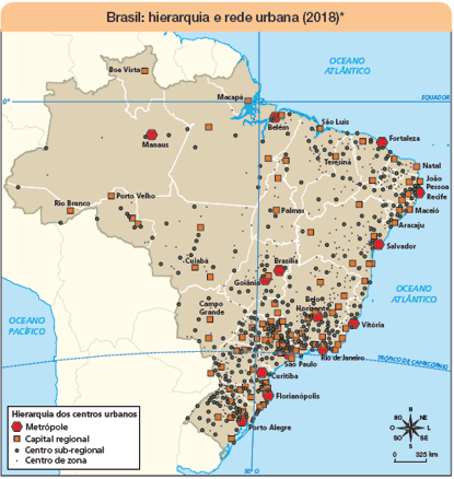 Imagem: Ilustração. Mapa. Brasil: hierarquia e rede urbana ( 2018)* Rosa dos ventos de cor preta, com sentidos: N, NO, O, SO, S, SE, L, NE. Escala: 0 – 325 km Legenda: Hierarquia dos centros urbanos Um hexágono vermelho: Metrópole  Quadro laranja: Capital regional Esfera verde: Centro sub-regional Esfera pequena preta: Centro de zona Metrópole: Manaus, Belém, Fortaleza, Brasília, Goiânia, Recife, Salvador, Vitoria, Rio de janeiro, São Paulo, Curitiba, Florianópolis, Belo Horizonte e Porto Alegre.  Capital regional: Boa Vista, Rio Branco, Macapá, Porto Velho, Belém, São Luís, Teresina, Palmas, Cuiabá, Campo Grande, Goiânia, Nata, Joao Pessoa, Maceió, Aracaju, Regiões da Bahia, Minas gerais, muitas partes no estado de São Paulo, Paraná, Santa-Catarina e regiões do Rio grande do Sul.  Centro sub-regional perto de Manaus, Rio branco, Porto velhos, muitas partes perto de Cuiabá, Belém, Palmas, Teresina, São Luís, Fortaleza, Natal, Joao Pessoa, Recife, Maceió, Aracaju, Salvador, Goiânia-Brasília, Campo grande, Belos Horizonte, Rio de janeiro. Dezenas na região de São Paulo, Curitiba, Florianópolis e Porto Alegre.  Centro de zona: concentrado na região de São Luís, Teresina, Fortaleza, Natal, João Pessoa, Recife, Maceió, Aracaju, Salvador, Brasília, Vitoria, Belo Horizonte, Rio de Janeiro, São Paulo, Curitiba, Florianópolis, Porto Alegre. Poucas partes nos estados centro-oeste e norte.   Fim da imagem.