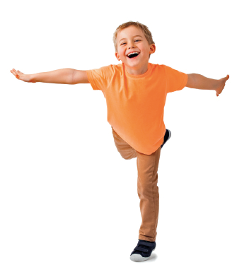Imagem: Fotografia. Um menino com cabelos loiros, usando camisa laranja, calça bege e tênis. Ele está sobre o pé direito, com a perna esquerda estendida para atrás, e os braços estendidos nas laterais do corpo. Fim da imagem.