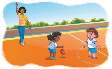 Imagem: Ilustração. Uma mulher com cabelos pretos na altura do ombro, usando camiseta amarela e calça. Ela está com o braço esquerdo levantado para cima. Ao lado, duas meninas uniformizadas, uma delas, está batendo a bola de basquete no chão.  Fim da imagem.