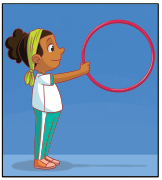 Imagem: Ilustração. Uma menina uniformizada de perfil, exemplificando Balancear, em 3 passo: Passo 1. Ele está de pé, segurando o arco com a mão esquerda com o braço estendido para frente, com os pés juntos no chão.  Fim da imagem.