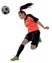 Imagem: Fotografia. Uma mulher usando uniforme de futebol com a cabeça inclinada para frente na direção de uma bola.  Fim da imagem.