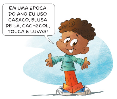 Imagem: Ilustração. Um menino com cabelo encaracolado, blusa verde, calça laranja e tênis azul está sorrindo com os braços abertos. Ele diz: EM UMA ÉPOCA DO ANO EU USO CASACO, BLUSA DE LÃ, CACHECOL, TOUCA E LUVAS! Fim da imagem.