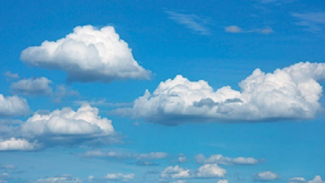 Imagem: Fotografia. Várias nuvens brancas no céu azul.  Fim da imagem.