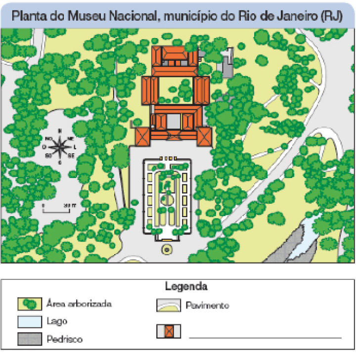 Imagem: Mapa. Planta do Museu Nacional, município do Rio de Janeiro (RJ). Vista de cima de uma construção grande com telhado laranja em volta de árvores. Na frente há uma praça extensa; à esquerda, várias árvores e à direita, um pavimento ao lado de um lago com pedrisco em volta. Ilustração. Legenda com imagens representando lugares: círculos verdes (Área arborizada); cinza (Lago); cinza-escuro (Pedrisco); cinza com linha branca (Pavimento); retângulo com um X dentro (_____).  Fim da imagem.