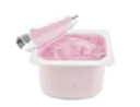 Imagem: Fotografia. Um pote branco com iogurte rosa dentro.   Fim da imagem.