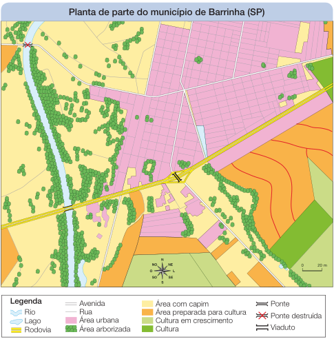 Imagem: Mapa. Planta de parte do município de Barrinha (SP). À esquerda há duas pequenas áreas preparadas para cultura. Em seguida, um rio e um lago com área arborizada em volta. Sobre o rio há uma ponte destruída e uma rodovia. Em volta há área com capim. Na parte superior há área urbana com ruas e avenidas. No centro há uma rodovia extensa com um viaduto no meio. Na parte inferior há pequenas áreas urbanas; áreas preparadas para cultura e cultura em crescimento. Ao lado há área preparada para cultura e cultura. Abaixo, a rosa dos ventos, a escala e a legenda. Fim da imagem.