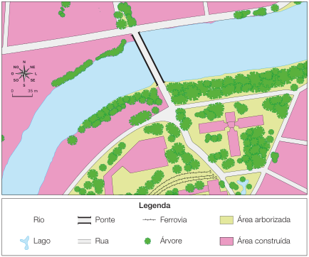 Imagem: Mapa. Vista de cima de um rio sinuoso. No centro há uma ponte e nas margens há árvores, construções e ruas. Na parte inferior, entre as áreas construídas há áreas arborizadas, uma ferrovia e um lago. À esquerda, a rosa dos ventos e a escala. Na parte inferior, a legenda: (espaço em branco) – Rio; mancha azul – Lago; Linha grosa – Ponte; Linha fina – Rua; Linha com pontos – Ferrovia; Círculo verde – Árvore; Retângulo amarelo – Área arborizada; Retângulo rosa – Área construída. Fim da imagem.