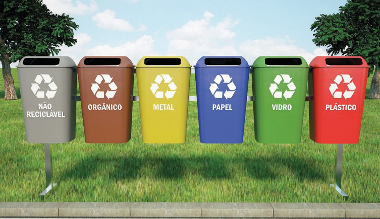 Imagem: Ilustração. Cestos de lixo coloridos com símbolos de reciclagem, composto por três setas formando um triângulo. Da esquerda para a direita: cesto cinza – Não reciclável; cesto marrom – Orgânico; cesto amarelo – Metal; cesto azul – Papel; cesto verde – Vidro; e cesto vermelho – Plástico.  Fim da imagem.