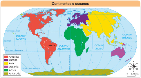 Imagem: Mapa-múndi. Continentes e oceanos. À esquerda, o Oceano Pacífico e a América, com destaque para o Brasil. No centro, o Oceano Atlântico. Ao lado, a África, a Europa e a Ásia. Acima, o Oceano Ártico. À direita, o Oceano Índico, a Oceania e do outro lado, o Oceano Pacífico. No canto inferior direito, a rosa dos ventos (N, NE, L, SE, S, SO, O, NO) e a escala de 0 a 2.435 km. À esquerda, a legenda com os continentes representados por cores.  Fim da imagem.