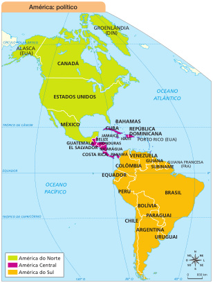 Imagem: Mapa. América: político. Mapa do continente americano com destaque para:  América do Norte: Groenlândia (DIN), Alasca (EUA), Canadá, Estados Unidos e México.  América Central: Guatemala, El Salvador, Costa Rica, Panamá, Nicarágua, Honduras, Belize, Jamaica, Cuba, Bahamas, República Dominicana, Porto Rico (EUA).  América do Sul: Venezuela, Colômbia, Equador, Peru, Chile, Argentina, Uruguai, Paraguai, Bolívia, Brasil, Guiana, Suriname e Guiana Francesa (FRA). À esquerda, o Oceano Pacífico e à direita, o Oceano Atlântico. No canto inferior direito, a rosa dos ventos (N, NE, L, SE, S, SO, O, NO) e a escala de 0 a 830 km.  Fim da imagem.