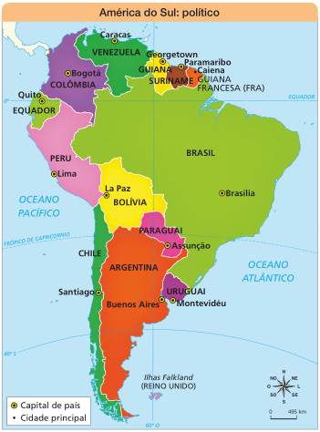 Imagem: Mapa. América do Sul: político. No centro, destaque para o Brasil; capital: Brasília. Em volta do Brasil, de cima para baixo:  País: Guiana Francesa (FRA); principal cidade: Calena.  País: Suriname; Capital: Paramaribo;  País: Guiana; Capital: Georgetown; País: Venezuela; Capital: Caracas; País: Colômbia; Capital: Bogotá; País: Peru; Capital: Lima; País: Bolívia; Capital: La Paz; País: Paraguai; Capital: Assunção; País: Argentina; Capital: Buenos Aires; País: Uruguai; Capital: Montevidéu; Entre Peru e Colômbia está o Equador (capital: Quito). E ao lado da Bolívia e Argentina está o Chile (capital: Santiago). Na parte inferior, as Ilhas Falkland (Reino Unido). À esquerda, o Oceano Pacífico e à direita, o Oceano Atlântico. No canto inferior direito, a rosa dos ventos (N, NE, L, SE, S, SO, O, NO) e a escala de 0 a 495 km.  Fim da imagem.