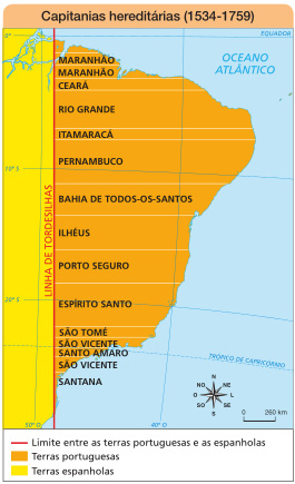 Imagem: Mapa. Capitanias hereditárias (1534-1759). Mapa do Brasil. À esquerda, uma linha vertical e a informação: Linha de Tordesilhas (Limite entre as terras portuguesas e as espanholas). À esquerda, terras espanholas. À direita, terras portuguesas com linhas horizontais e nomes. De cima para baixo: Maranhão; Maranhão; Ceará; Rio Grande; Itamaracá; Pernambuco; Bahia de Todos-os-Santos; Ilhéus; Porto Seguro; Espírito Santo; São Tomé; São Vicente; Santo Amaro; São Vicente; Santana. No canto inferior direito, a rosa dos ventos (N, NE, L, SE, S, SO, O, NO) e a escala de 0 a 260 km. Fim da imagem.