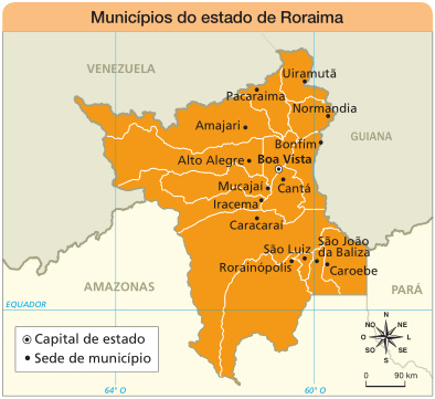 Imagem: Mapa. Municípios do estado de Roraima. Mapa de Roraima com destaque para as sedes e a capital.  Sedes de município: Uiramutã; Pacaraima; Normandia; Amajari; Bonfim; Alto Alegre; Mucajaí; Cantá; Iracema; Caracaraí; São Luiz; Rorainópolis; São João da Baliza; e Caroebe.  Capital do estado: Boa Vista.  No canto inferior direito, a rosa dos ventos (N, NE, L, SE, S, SO, O, NO) e a escala de 0 a 90 km.  Fim da imagem.