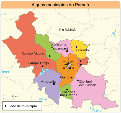 Imagem: Mapa. Alguns municípios do Paraná. No centro, destaque para Curitiba com uma rosa dos ventos. Em volta, as sedes de município: Campo Magro (NO de Curitiba); Campo Largo (O); Araucária (SO); Fazenda Rio Grande (S); São José dos Pinhais (SE); Almirante Tamandaré (N); Colombo (NE); e Pinhais (L). No canto inferior esquerdo, a escala de 0 a 10 km. Fim da imagem.