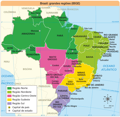 Imagem: Mapa. Brasil: grandes regiões (IBGE). Mapa do Brasil com destaque para:  Região Norte (verde-escuro): Estado: Acre; Capital: Rio Branco; Estado: Amazonas; Capital: Manaus; Estado: Roraima; Capital: Boa Vista; Estado: Amapá; Capital: Macapá; Estado: Pará; Capital: Belém; Estado: Tocantins; Capital: Palmas; Estado: Rondônia; Capital: Porto Velho.  Região Nordeste (verde-claro): Estado: Maranhão; Capital: São Luís; Estado: Piauí; Capital: Teresina; Estado: Ceará; Capital: Fortaleza; Estado: Rio Grande do Norte; Capital: Natal; Estado: Paraíba; Capital: João Pessoa; Estado: Pernambuco; Capital: Recife;  Estado: Alagoas; Capital: Maceió; Estado: Sergipe; Capital: Aracaju; Estado: Bahia; Capital: Salvador. Região Centro-Oeste (rosa): Estado: Mato Grosso; Capital: Cuiabá; Estado: Distrito Federal; Capital: Brasília (Capital do país); Estado: Goiás; Capital: Goiânia; Estado: Mato Grosso do Sul; Capital: Campo Grande.  Região Sudeste (amarelo): Estado: Minas Gerais; Capital: Belo Horizonte;  Estado: São Paulo; Capital: São Paulo; Estado: Espírito Santo; Capital: Vitória; Estado: Rio de Janeiro; Capital: Rio de Janeiro.  Região Sul (lilás): Estado: Paraná; Capital: Curitiba; Estado: Santa Catarina; Capital: Florianópolis; Estado: Rio Grande do Sul; Capital: Porto Alegre. No canto inferior direito, a rosa dos ventos (N, NE, L, SE, S, SO, O, NO) e a escala de 0 a 280 km.  Fim da imagem.