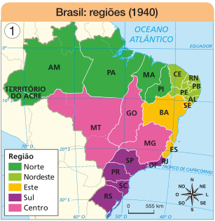 Imagem: Mapa. Brasil: regiões (1940).  Região Norte (verde-escuro): Território do Acre, AM, PA, MA, PI.  Região Nordeste (verde-claro): CE, RN, PB, PE, AL.  Região Este (amarelo): BA, SE, ES.  Região Sul (roxo): RJ, DF, SP, PR, SC, RS.  Região Centro (rosa): MT, GO, MG. No canto inferior direito, a rosa dos ventos (N, NE, L, SE, S, SO, O, NO) e a escala de 0 a 555 km.  Fim da imagem.