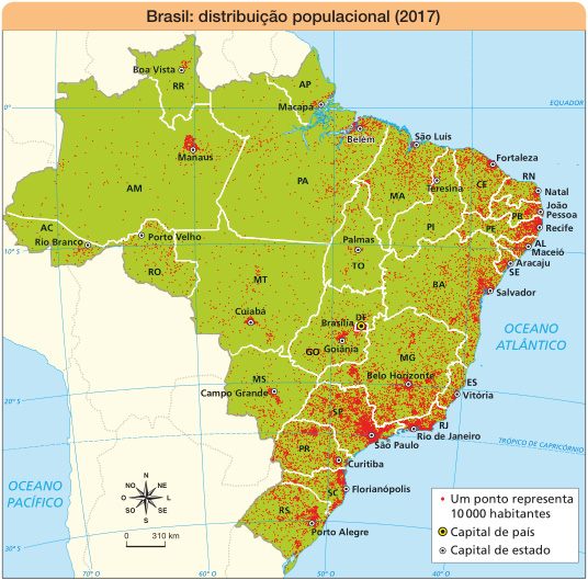 Imagem: Mapa. Brasil: distribuição populacional (2017). Mapa do Brasil com os estados e as capitais.  Um ponto representa 10.000 habitantes: grande concentração em AM (Manaus), PA (Belém), MA, CE, RN, PB, PE, AL, SE, BA, GO, DF (Brasília), MG, ES, RJ, SP, PR, SC, RS. Média concentração em RO, MT, TO, PI, MS. Pouca concentração em AC, RR, AP.  Capital de país: Brasília.  No canto inferior esquerdo, a rosa dos ventos (N, NE, L, SE, S, SO, O, NO) e a escala de 0 a 310 km.  Fim da imagem.