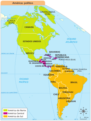 Imagem: Mapa. América: político. Mapa do continente americano com destaque para:  América do Norte: Groenlândia (DIN), Alasca (EUA), Canadá, Estados Unidos e México.  América Central: Guatemala, El Salvador, Costa Rica, Panamá, Nicarágua, Honduras, Belize, Jamaica, Cuba, Bahamas, República Dominicana, Porto Rico (EUA).  América do Sul: Venezuela, Colômbia, Equador, Peru, Chile, Argentina, Uruguai, Paraguai, Bolívia, Brasil, Guiana, Suriname e Guiana Francesa (FRA). À esquerda, o Oceano Pacífico e à direita, o Oceano Atlântico. No canto inferior direito, a rosa dos ventos (N, NE, L, SE, S, SO, O, NO) e a escala de 0 a 830 km.  Fim da imagem.