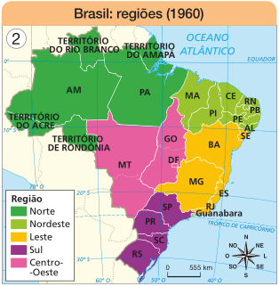 Imagem: Mapa. Brasil: regiões (1960).  Região Norte (verde-escuro): Território de Rondônia, Território do Acre, AM, Território do Rio Branco, Território do Amapá, PA.  Região Nordeste (verde-claro): MA, PI, CE, RN, PB, PE, AL.  Região Leste (amarelo): SE, BA, MG, ES, RJ, Guanabara.  Região Sul (roxo): SP, PR, SC, RS.  Região Centro-Oeste (rosa): MT, GO, DF. No canto inferior direito, a rosa dos ventos (N, NE, L, SE, S, SO, O, NO) e a escala de 0 a 555 km.  Fim da imagem.