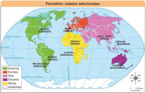 Imagem: Mapa-múndi. Planisfério: cidades selecionadas. Mapa com os continentes coloridos e cidades em destaque:  América (verde): Quebec (CANADÁ); Brasília (BRASIL); Montevidéu (URUGUAI).  Europa (laranja): Roma (ITÁLIA).  Ásia (rosa): Nova Délhi (ÍNDIA); Manila (FILIPINAS).  Oceania (roxo): Camberra (AUSTRÁLIA).  África (amarelo): Niamei (NÍGER); Luanda (ANGOLA).  Na parte inferior, a Antártida em branco. No canto inferior direito, a rosa dos ventos (N, NE, L, SE, S, SO, O, NO) e a escala de 0 a 2.355 km.  Fim da imagem.