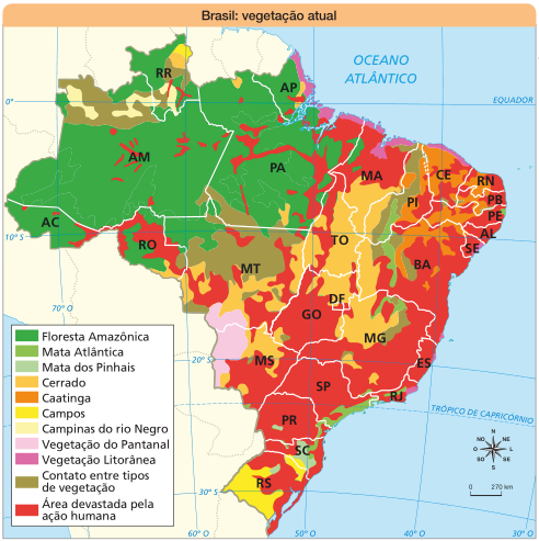 Imagem: Mapa. Brasil: vegetação atual.  Floresta Amazônica: abrange AC, AM, RO, RR, PA, AP, MA.  Mata Atlântica: abrange PI, PB, PE, AL, SE, BA, TO, GO, MG, ES, RJ, SP, PR, SC, RS.  Mata dos Pinhais: abrange PR, SC, RS.  Cerrado: abrange RR, AP, PA, MT, TO, MA, PI, BA, DF, GO, MG, MS, SP.  Caatinga: abrange MA, PI, CE, RN, PB, PE, AL, SE, BA.  Campos: abrange RR, SC, RS.  Campinas do rio Negro: abrange AM, RR.  Vegetação do Pantanal: abrange MT, MS.  Vegetação Litorânea: abrange AP, PA, MA, CE, SE, BA, ES, RJ, RS.  Contato entre tipos de vegetação: abrange AM, RR, MT, MA, PI, CE, RN, PB, PE, AL, SE, BA, GO, MG, SP, MS.  Área devastada pela ação humana: abrange todos os estados, com maior concentração nas regiões Nordeste, Sudeste e Sul. No canto inferior direito, a rosa dos ventos (N, NE, L, SE, S, SO, O, NO) e a escala de 0 a 270 km.  Fim da imagem.