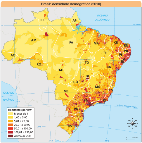 Imagem: Mapa. Brasil: densidade demográfica (2010).  Habitantes por km2:  Menos de 1: regiões Norte e Centro-Oeste.  1,00 a 5,00: regiões Norte, Centro-Oeste e Nordeste.   5,01 a 20,00: pequenas áreas na região Norte e grandes concentrações nas regiões Nordeste e Sul.   20,01 a 50,00: regiões Nordeste, Sudeste e Sul.   50,01 a 100,00: pequena área na região Norte e concentração nas regiões Nordeste e Sudeste.  100,01 a 250,00: regiões Nordeste e Sudeste.   Acima de 250: regiões Nordeste e Sudeste (costa brasileira).  No canto inferior direito, a rosa dos ventos (N, NE, L, SE, S, SO, O, NO) e a escala de 0 a 275 km.  Fim da imagem.