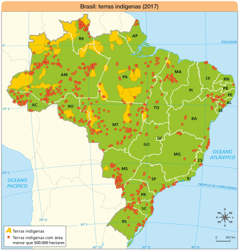 Imagem: Mapa. Brasil: terras indígenas (2017).  Terras indígenas: regiões Norte e Centro-Oeste com maior concentração na região Norte.  Terras indígenas com área menor que 500.000 hectares: espalhadas por todo território brasileiro com maior concentração nas regiões Norte, Centro-Oeste e Sul. No canto inferior direito, a rosa dos ventos (N, NE, L, SE, S, SO, O, NO) e a escala de 0 a 260 km.  Fim da imagem.